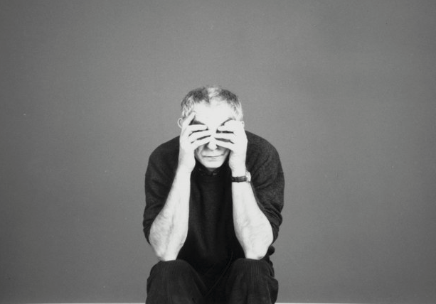 Kješlovski koji gleda kroz prste